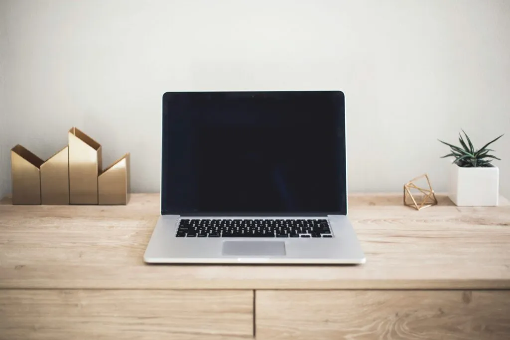 Laptop zum Zusammenstellen des UGC-Portfolios