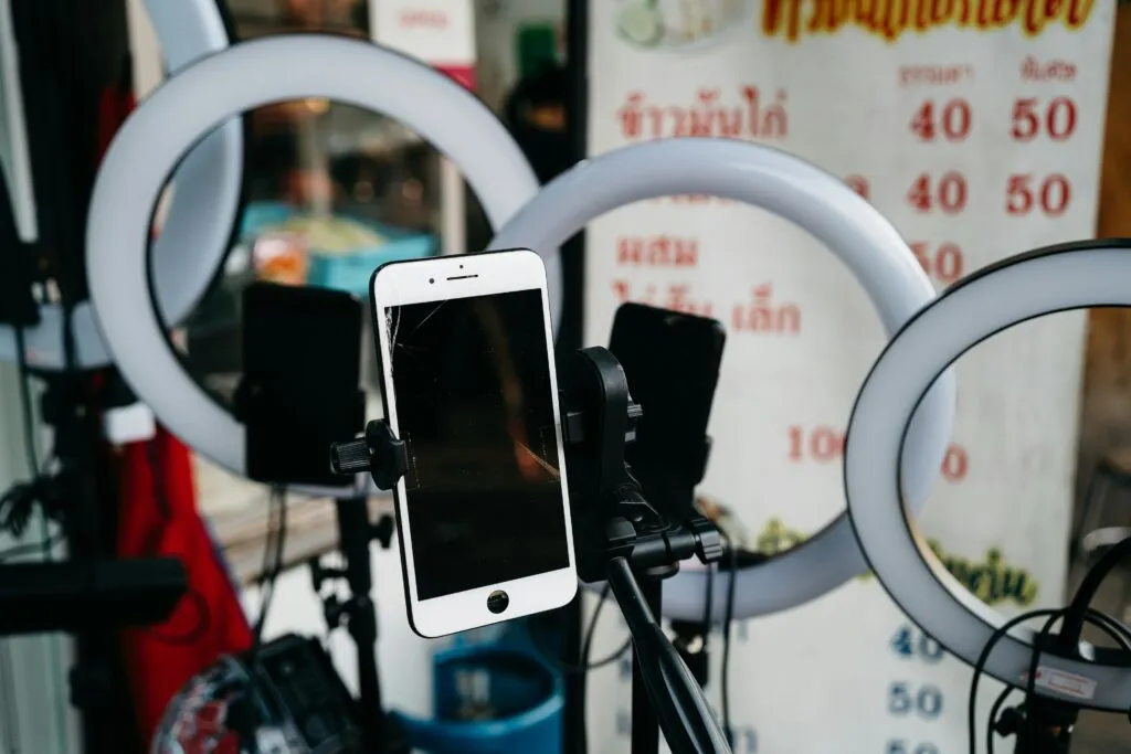 Smartphone auf Stativ als Grundausstattung, um UGC Creator zu werden