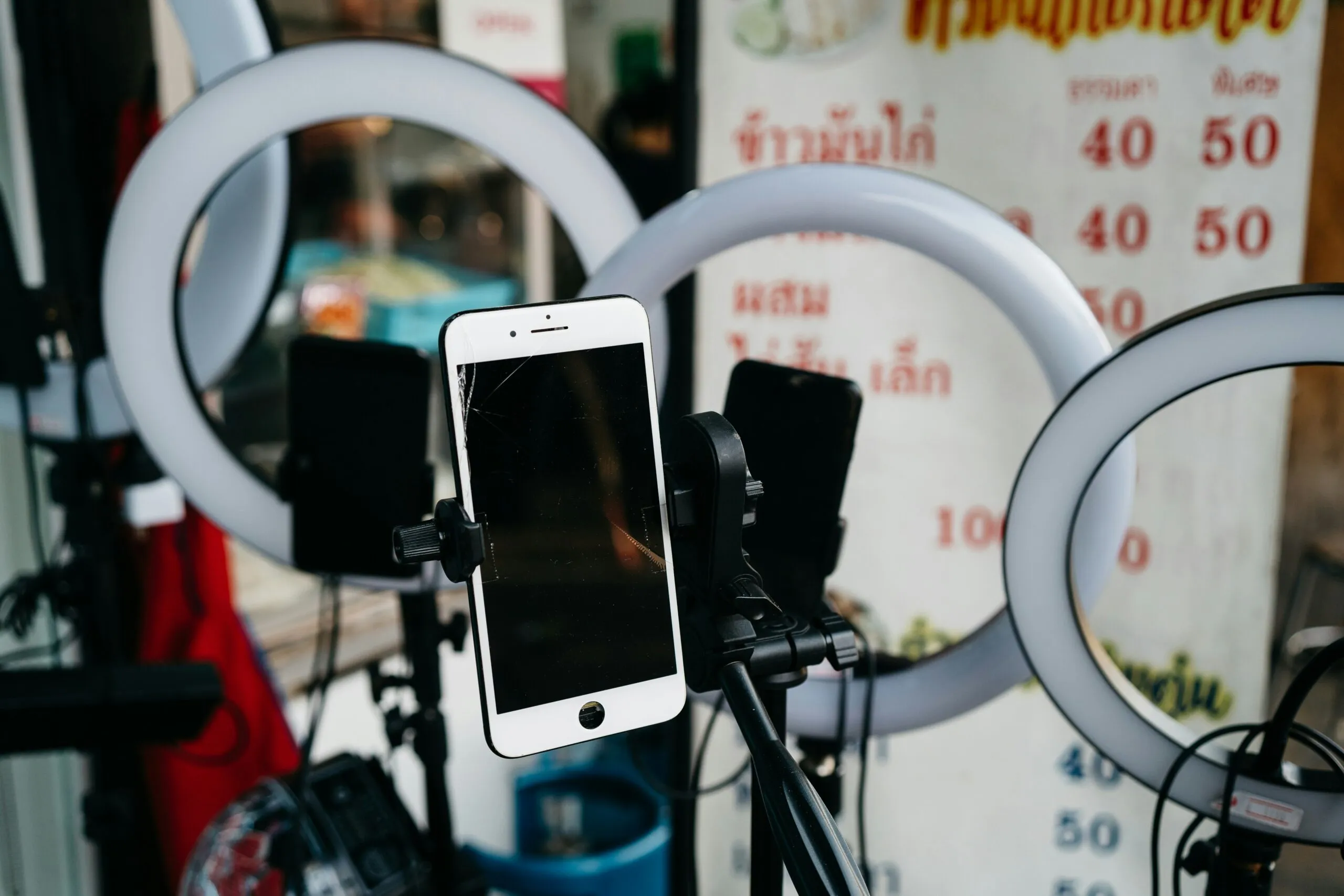 Smartphone auf Stativ als Grundausstattung, um UGC Creator zu werden